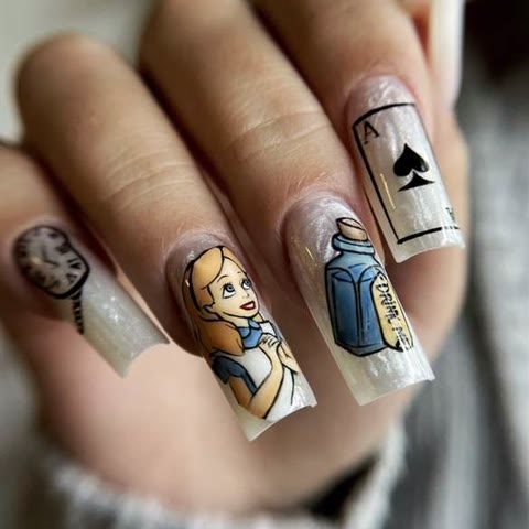 Alice pictată pe unghie, lângă sticla „Drink me”