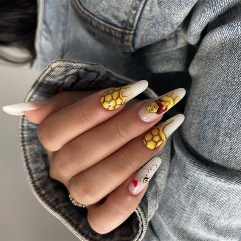 Winnie the Pooh și faguri de miere pe unghii migdală